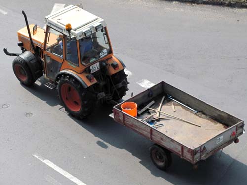 Kleiner traktor anhänger – Gräser im kübel überwintern